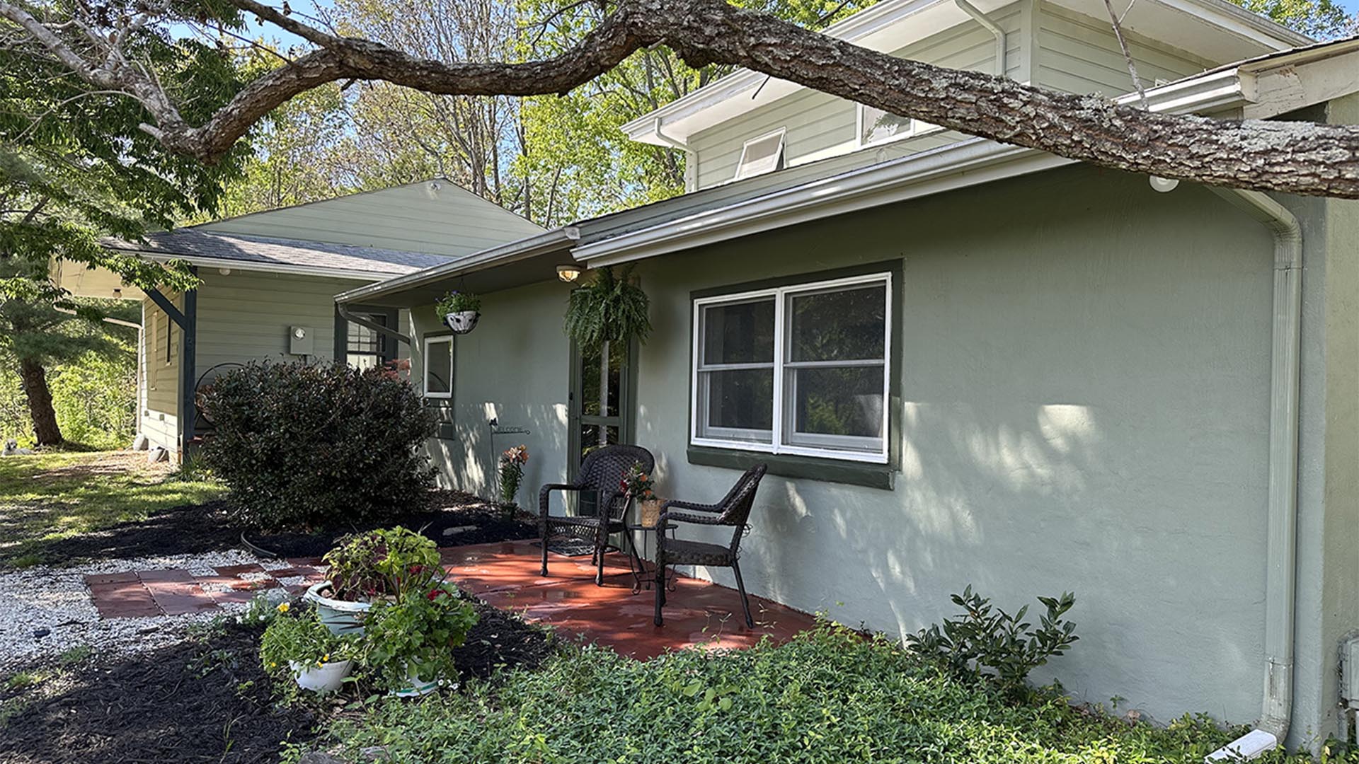Private setting surrounding the Scottsville VA home